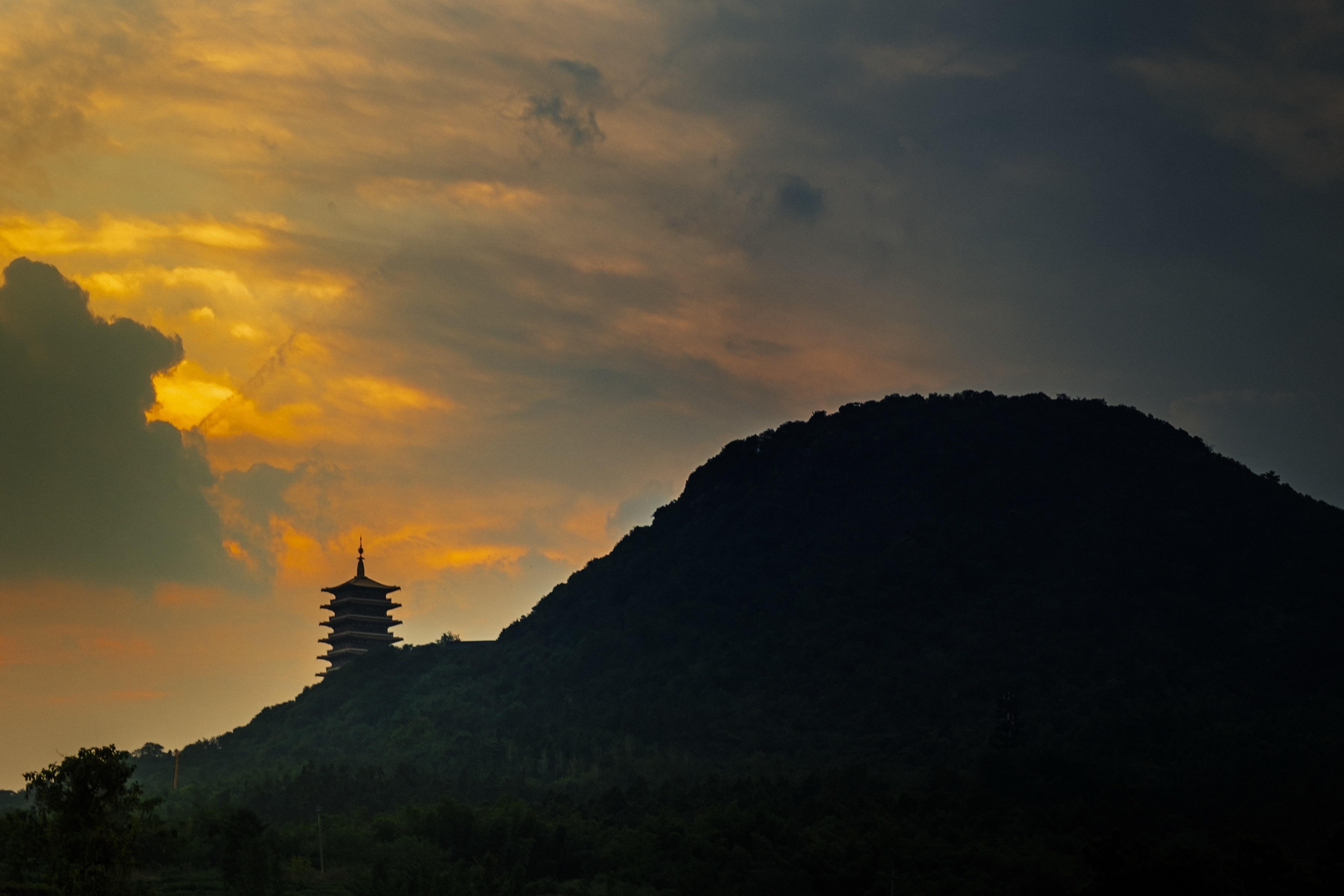 Niushou Mountain at sunset