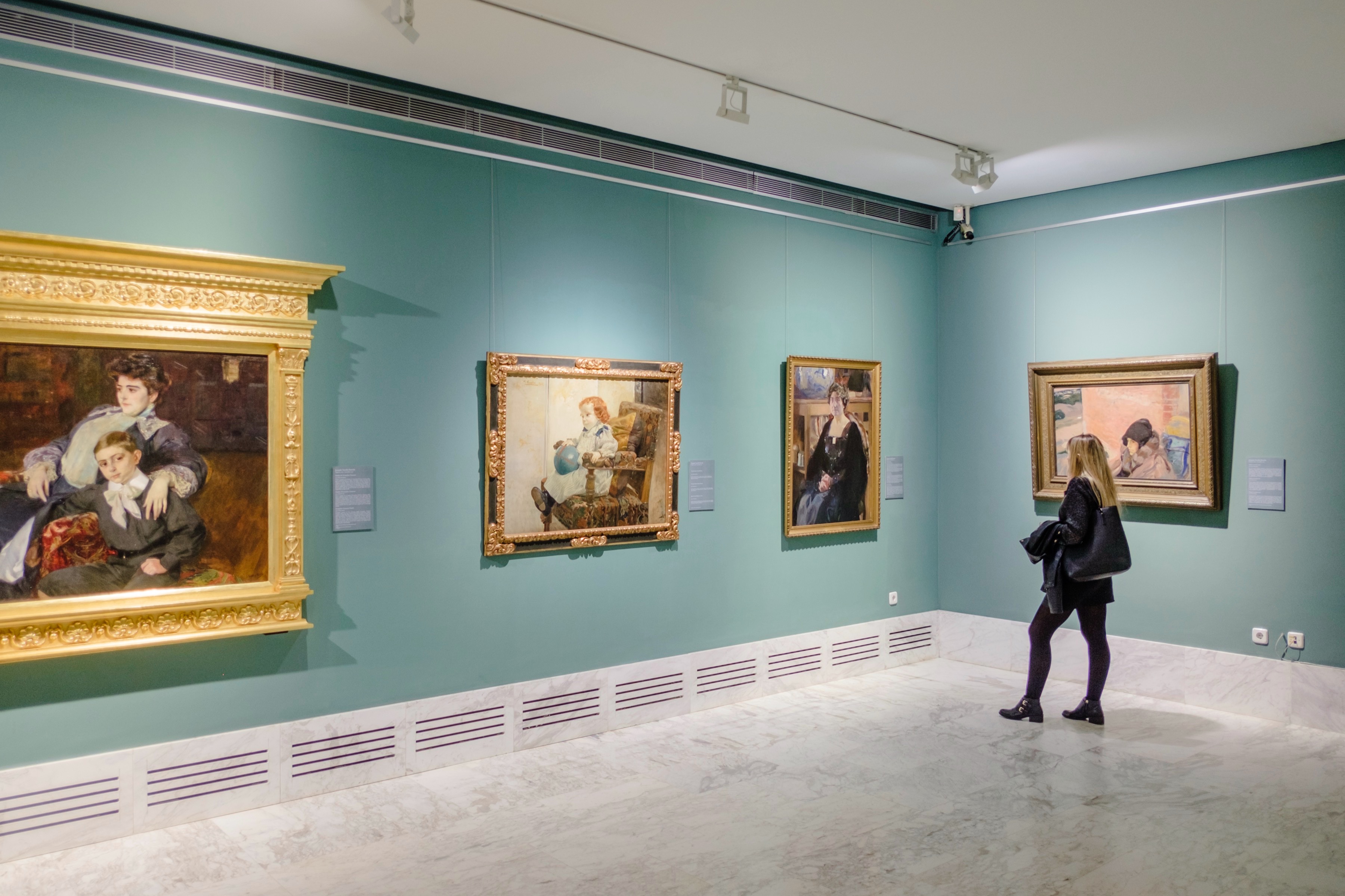 Visitor viewing paintings inside the València museum