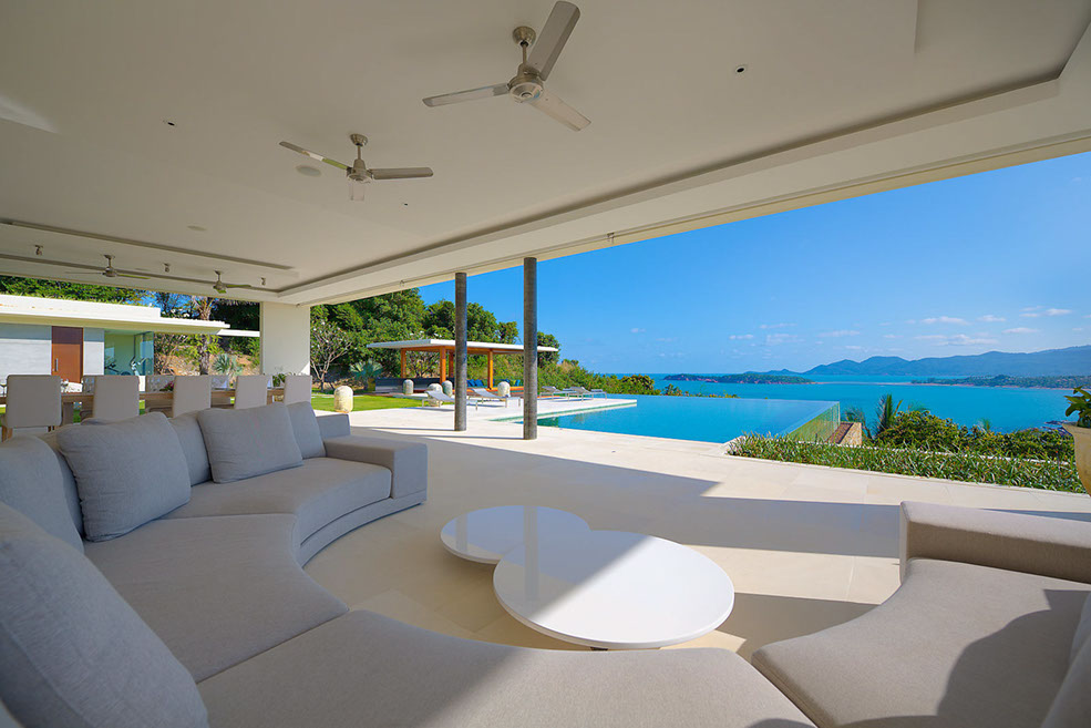 Open living space overlooking the sea