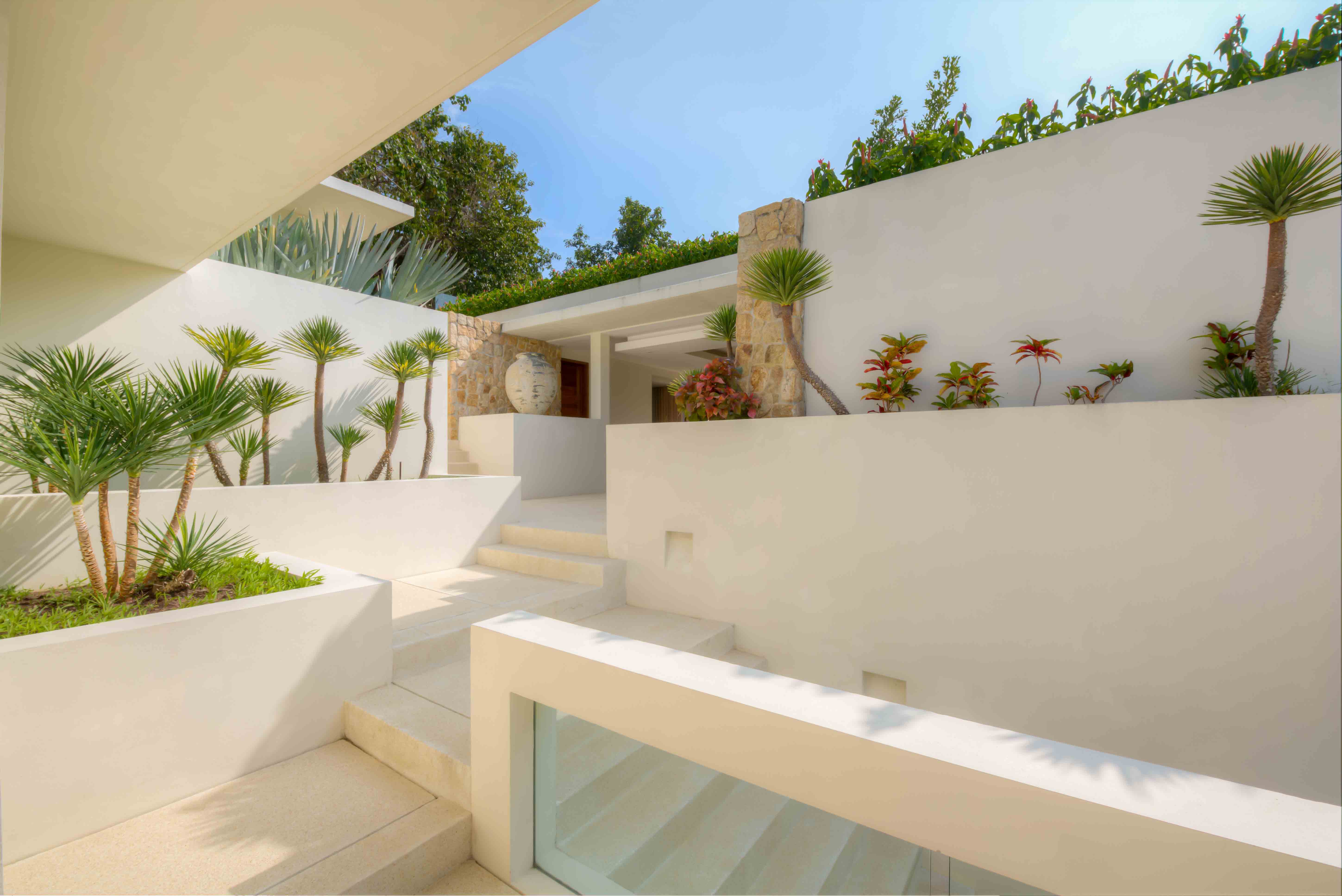 Private residence opening onto a tropical landscape